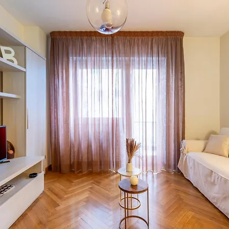 Ubaldi - 2 Stops From San Pietro Apartament *