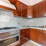 Ubaldi - 2 Stops From San Pietro Apartment