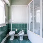 Ubaldi - 2 Stops From San Pietro Apartment *