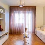 Ubaldi - 2 Stops From San Pietro Apartment *
