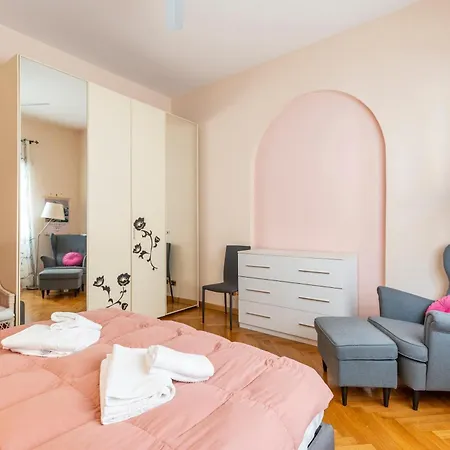 Ubaldi - 2 Stops From San Pietro Apartment *